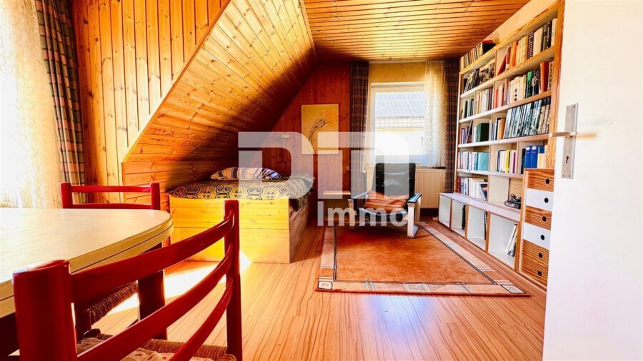 Gepflegtes Einfamilienhaus auf großem Grundstück mit Garage, Terrasse und Balkon - OG / DG Kinderzimmer / Schlafzimmer